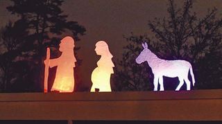 Eine besondere Krippe, weithin sichtbar: beleuchtete und sprechende Figuren auf dem Vordach der Kirche St. Hildegard in Käfertal-Süd.