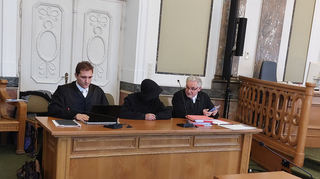 Unfallfahrer Arif A. mit seinen Verteidigern Maurice Weidhaas (l.) und Rüdiger Weidhaas. (Archivbild)