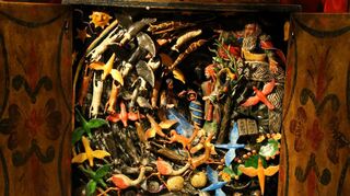 Die Schöpfungskrippe des peruanischen Künstlers Maximiniano Ochante Retablo.
