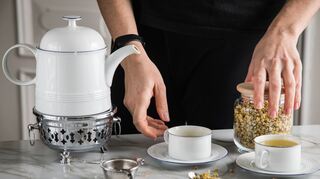 Jede Küche kann zur persönlichen Teemanufaktur werden, wenn man eigene Teemischungen kreiert und zubereitet.