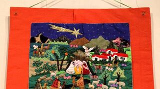 Wie vielseitig Krippendarstellungen sein können, zeigt die Ausstellung auf dem Waldhof sehr gut – einige sind auch aus Stoff hergestellt.