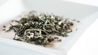 Weißer Tee ist reich an Antioxidantien und hilft, den Körper vor freien Radikalen zu schützen.