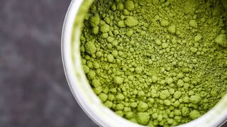 Matcha ist eine besondere Form von grünem Tee, der traditionell in Japan verwendet wird.