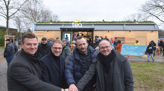 Symbolischer Knopfdruck zum Start des Verkaufs im Teo-Laden in Neckarhausen:  (v.l.) Thomas Stäb, Bürgermeister Florian König, Torsten Heid und Marcus Klein.
