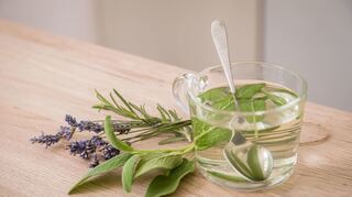 Rosmarin, Lavendel und Salbei vereint: Erfahrung und Experimentierfreude sind der Schlüssel für die perfekte Teemischung.