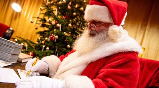 Der Weihnachtsmann sitzt in der Weihnachtspostfiliale im nördlichen Brandenburg und beantwortet Briefe von Kindern.