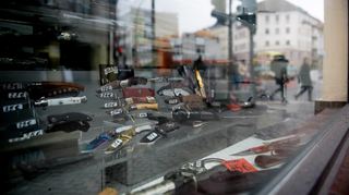 Frei für jeden zum Verkauf: Solche Messer wie im Schaufenster eines Ladens in Berlin kann man auch in Mannheim kaufen. Allerdings ist das Mitführen verboten.