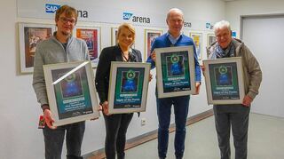 Erster Sold-Out-Award in Mannheim für das Proms-Team (v.l.): Lukas Hohmeyer (Geschäftsführer P.S.E.Germany), Vanessa Achzenik (SAP Arena), Jan Vereecke (P.S.E.Belgien) und unser Interviewpartner Proms-Gründer Dirk Hohmeyer.