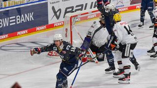 Jubel nach dem 1:0 von Mannheims Max Gildon (Nr.16) beim Spiel in der Penny DEL