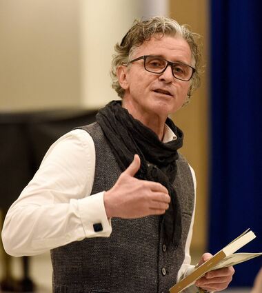 Der Krakauer Autor Pawel Krzak demonstriert im Jüdischen Gemeindezentrum die subtile Kraft polnischer Gedichte.