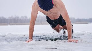 30 Sekunden können schon viel sein: Beim Eisbaden ist es ein Muss, auf die Signale des eigenen Körpers zu hören.