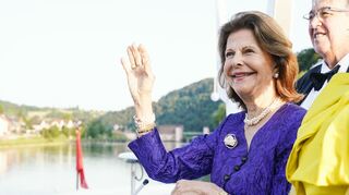 Königin Silvia von Schweden winkt an Bord eines Schiffs der Weißen Flotte während ihres Besuchs in Heidelberg im Mai dieses Jahres.