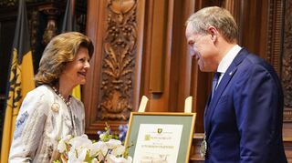 Königin Silvia von Schweden erhält von Eckart Würzner (parteilos), Oberbürgermeister der Stadt Heidelberg, im Rathaus die Urkunde zur Ehrenbürgerin.