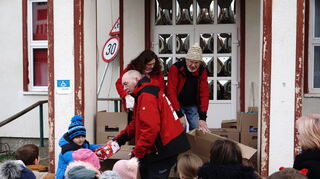 Helferinnen und Helfer aus der Metropolregion Rhein-Neckar übergeben im Rahmen der Aktion „Weihnachtspäckchenkonvoi“ Geschenke an Kinder in der rumänischen Stadt Miercurea Ciuc.