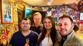 Sie haben New York besucht und ein Ilvesheimer Feuerwehr-Wappen da gelassen (v.l.): Markus Huber, Michael Schmitt, Ann-Kathrin Reuter, Lukas Schmitt.