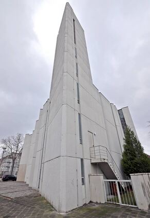 Trapezförmiger Grundriss, dreieckiger Glockenturm: Die Rheinauer Versöhnungskirche aus Beton, entworfen von Helmut Striffler, ist eine architektonische Besonderheit.