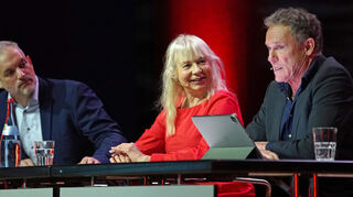 Moderator Florian Wagner, Autorin Rita Falk und Sprecher Christian Tramitz plaudern unterhaltsam im Musensaal des Rosengartens über Franz Eberhofer.