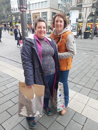Carmen (links) und Claudia verwöhnen sich selbst.