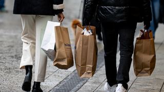 Menschen gehen mit Einkaufstüten am verkaufsoffenen Sonntag durch Berlin-Mitte. Nach dem ersten Adventswochenende zeigt sich der Einzelhandel in Berlin und Brandenburg verhalten optimistisch für das Weihnachtsgeschäft. +++ dpa-Bildfunk +++
