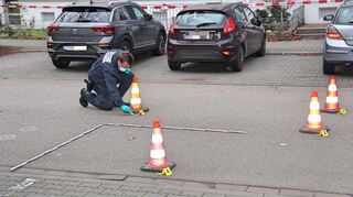 Nach dem tödlichen Polizeieinsatz in der Johann-Schütte-Straße sicherten Beamte mehrere Spuren.