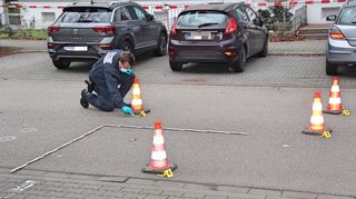 Nach dem tödlichen Polizeieinsatz in der Johann-Schütte-Straße sicherten Beamte mehrere Spuren.