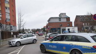 In der Cheliusstraße in Mannheim wurden ein Mann und eine Frau durch einen 42-Jährigen mit Messer schwer verletzt.