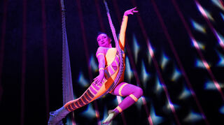 Weihnachtscircus in Ludwigshafen: Leyni Lou Richter als zierliche Ballerina auf dem Boden und in der Luft.