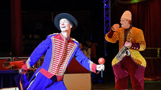 <p>Ohne Clowns kein Zirkus: die Orton Family. Im Hintergrund Weißclown Zdenek Ruml Orton.<br></p>