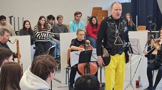 Bassbariton Thomas Jesatko singt die Abschiedsarie des Wals. Hinter ihm die Musiker (v.l.) Carsten Bolz, Christine Wittmann und Johanna Pschorr.