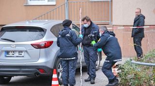 Polizisten vermessen und fotografieren den Tatort im Mannheimer Stadtteil Schönau.