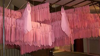 Unter einem Gestell mit rosaroten Krawatten liegen Urteile zu raren Sexualstrafprozessen: So sah der Teil einer Ausstellung aus, die Frauenbeauftragte und Mädchen-Notruf im Jahr 2017 ins Mannheimer Rathaus holten.