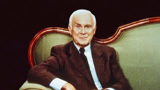 Loriot sitzt im Sketch "Der 70. Geburtstag" auf dem legendären Biedermeiersofa.