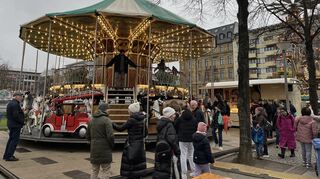 Viele Familien nutzen den Tag vor Weihnachten für eine letzte Runde auf dem fast 140 Jahre alten Karussell des Schaustellerbetriebs Peter Schmidt. Es steht auf dem Weihnachtsmarkt am Mannheimer Wasserturm.