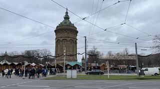 Am letzten Öffnungstag sind bereits mittags die ersten Besucherinnen und Besucher auf dem Weg zum Weihnachtsmarkt am Mannheimer Wasserturm.