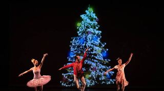 Tschaikowskys Ballett-Figuren Zuckerfee (von links), Nussknacker und Clara tanzen im Theater im Pfalzbau um einen projizierten Weihnachtsbaum.