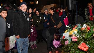 Blumen und Kerzen werden bei der Mahnwache wegen eines durch Polizeischüsse getöteten 49-Jährigen in Mannheim niedergelegt.