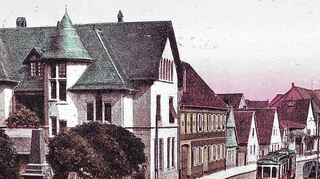 Neckaraus Ortskern (heutige Rheingoldstraße) um 1906 mit Endstation der Straßenbahn – Errungenschaft der Eingemeindung nach Mannheim.