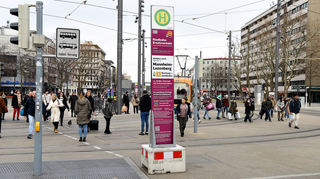Am Mannheimer Hauptbahnhof informieren Schilder über den Riedbahn-Ersatzverkehr.