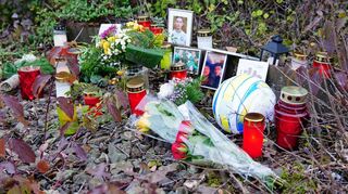 Kurz nach dem rätselhaften Tod von Robin legen Familie und Bekannte am Fundort der Leiche Kerzen, Blumen und Bilder ab.