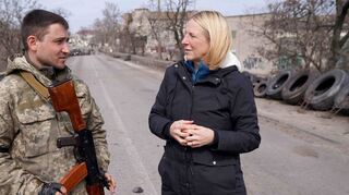 Die Journalistin Katrin Eigendorf wagt sich seit vielen Jahren in Kriegs- und Krisengebiete – wie hier in der Ukraine. Dafür zeichnet der HCV Bürstadt sie mit dem Courage-Orden aus.