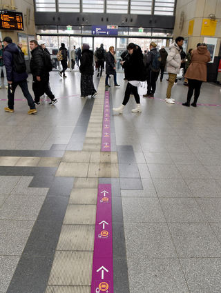 Wo gehts hier zum Ersatzverkehr? Auf dem Boden leiten Pfeile durch den Mannheimer Bahnhof.