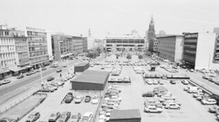 Eine heftige Auseinandersetzung gab es 1973 um die künftige Nutzung der Brachfläche in N 1. Einem Rathausbau wurde schließlich eine Absage erteilt. Im Hintergrund: Paradeplatz und das Kaufhaus-Gebäude.