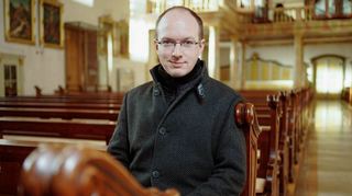 Matthias Emanuel, Priesteramtskandidat, sitzt in der Pfarrkirche Sankt Maria Himmelfahrt.