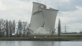 Der zweite Kühlturm am Bibliser Kraftwerk knickt am 23. Februar erst ein, dann sackt er in sich zusammen.