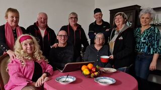 In diesem „Wohnzimmer“ spielt das Stück. Sabine Kuhn (l.) hat auch schon das Barbie-Kostüm an. Dahinter: Barbara Block, Mathias Neubrech, sitzend Frank Kappler, Dieter Zuber, Klaus Stahl, sitzend Ute Sellmann, Hella Born und Jasmin Stahl.