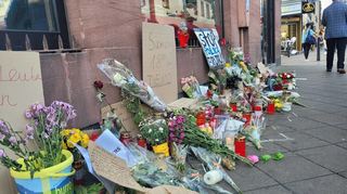 Blumen und Kerzen am Mannheimer Marktplatz nach dem tödlichen Polizeieinsatz.