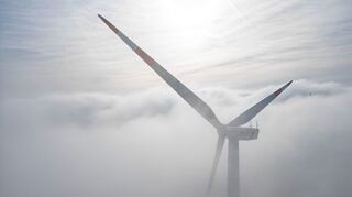 Die Windräder in einem Windpark westlich von Halle ragen aus dem Morgennebel hervor. Die kommenden Tage und Nächte werden zunehmend kälter, es sollen nur noch einstellige Temperaturen erreicht werden. (Luftaufnahme mit Drohne) +++ dpa-Bildfunk +++