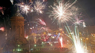 In der Silvesternacht 2022/23 gab es ein buntes Feuerwerk am Mannheimer Wasserturm.