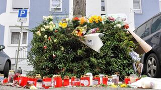 Am Tatort in der Johann-Schütte-Straße auf der Schönau erinnerten auch am Freitag noch Kerzen, Grablichter, Blumen und Plakate an den getöteten Ertekin Ö.