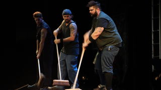 Jamie Welch, Philip Batchelor und Andrew Patrick vom achtköpfigen Ensemble "Stomp" fegen den Bühnenboden mit einer unglaublichen Pedanterie.
